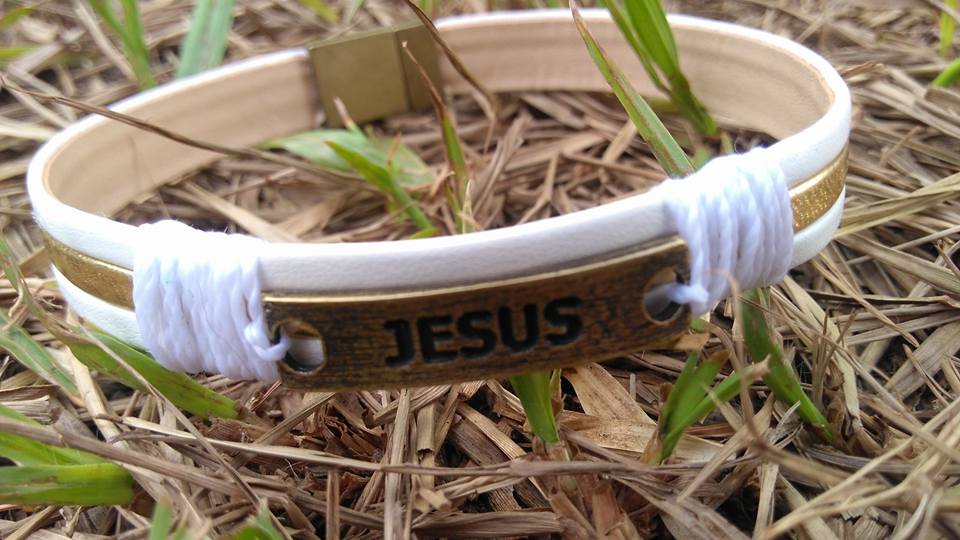 Fabricamos várias pulseiras com palavras, frases ou símbolos. Utilizamos couro sintético.